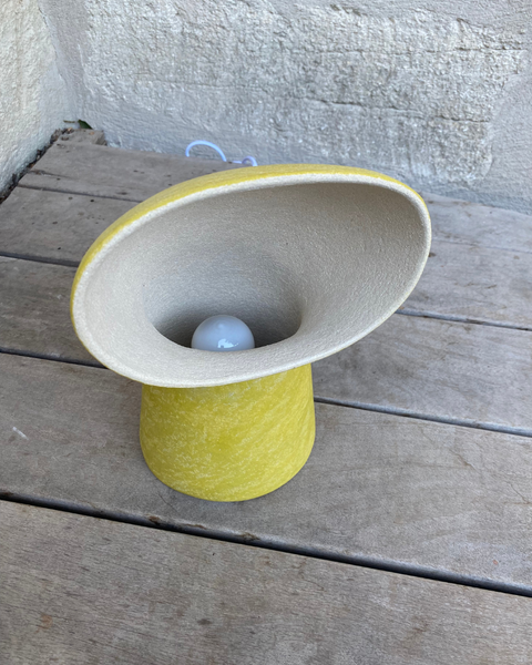 Lampe en céramique jaune de Zélie ROUBY